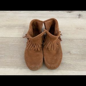 Minnetonka moccasins size 6